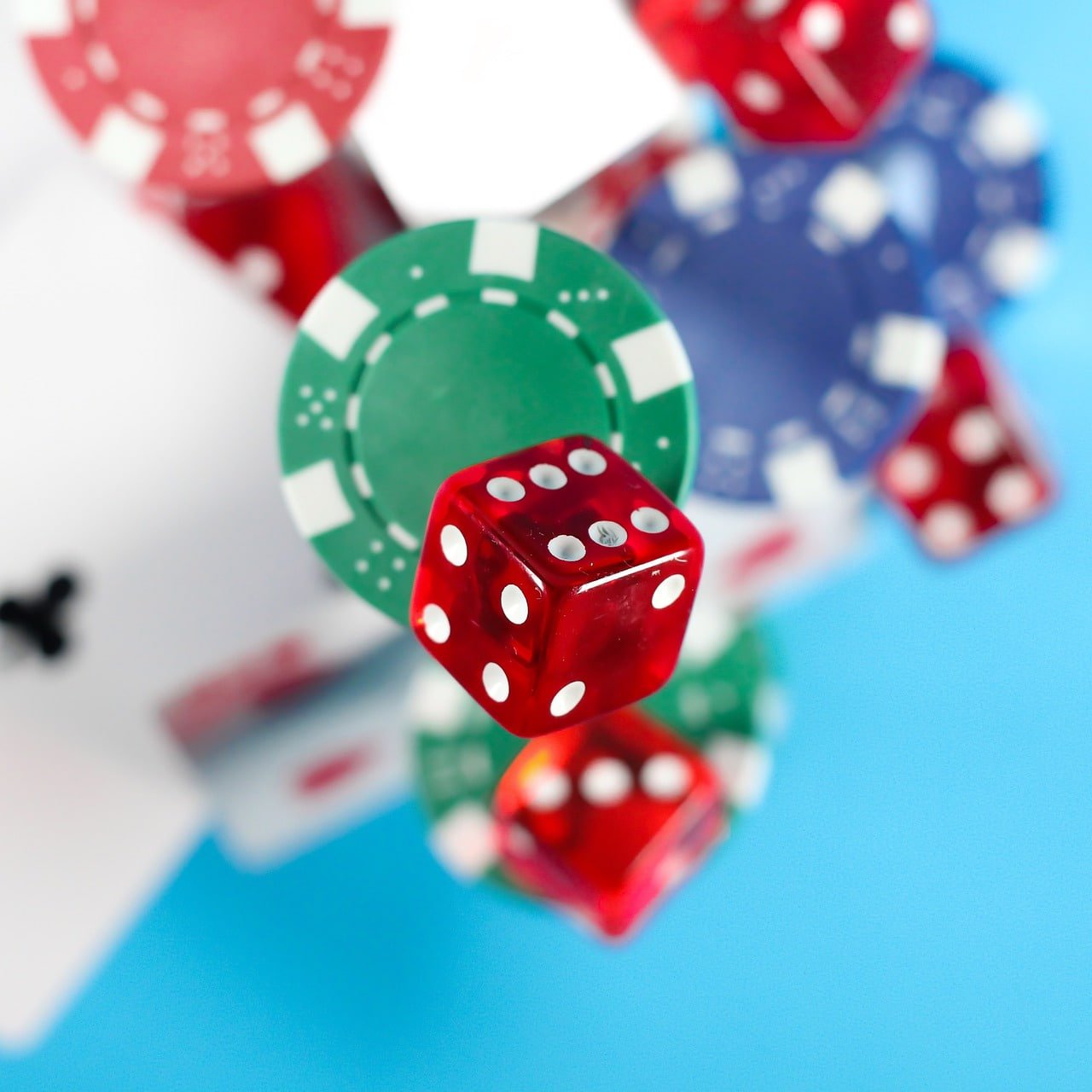 qqq333 Esports mobile betting app မြန်မာ ကစားသမားများ smartphone ဖြင့် ဝင်ရောက်နေသောပုံ